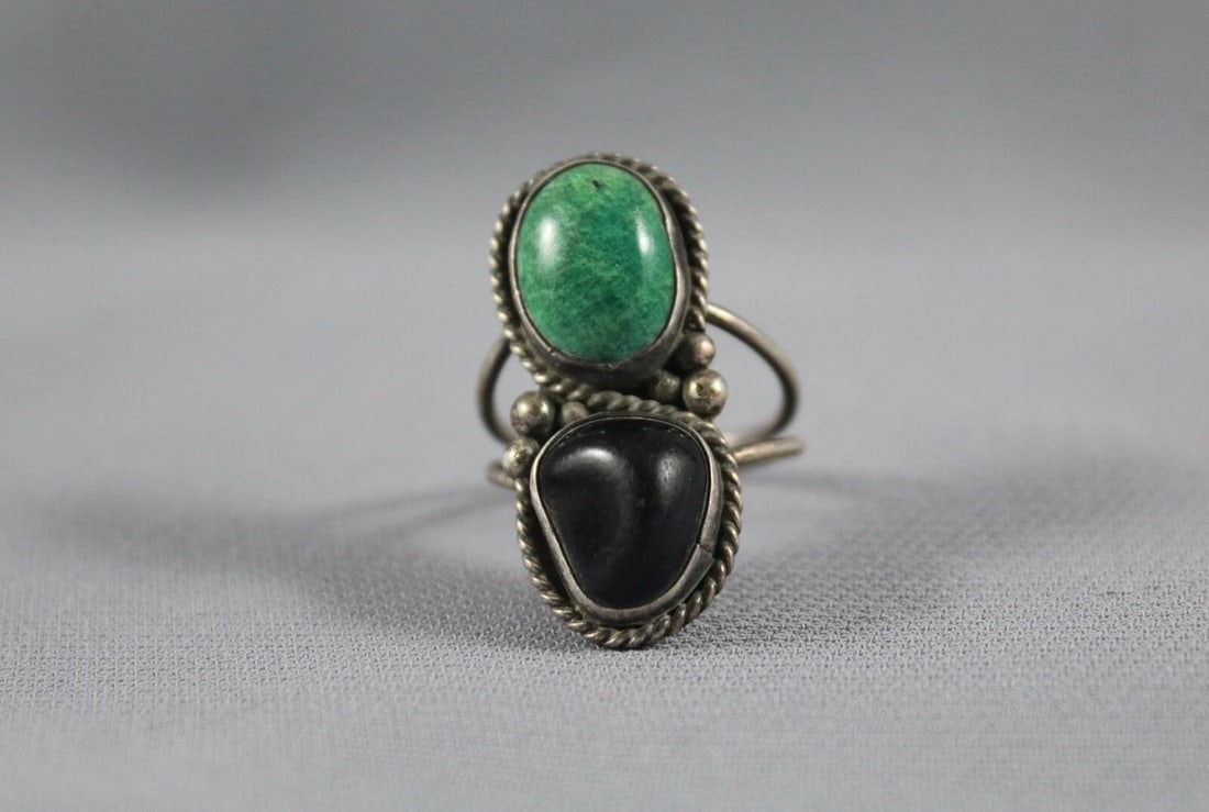 OLD PAWN NAVAJO TURQUOISE AND BLACK STONE RING SIZE 6 1/2: OLD PAWN NAVAJO TURQUOISE AND BLACK STONE RING SIZE 6 1/2 Item Description: 1 1/4” tall