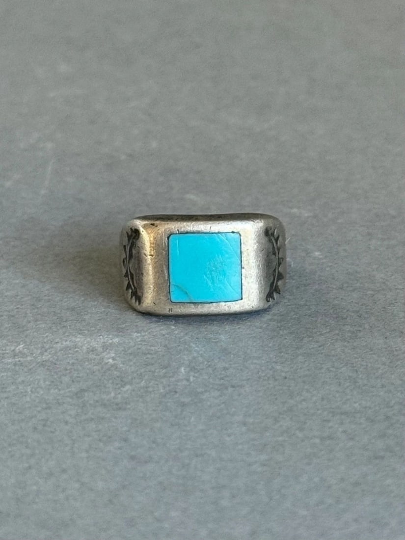 OLD PAWN NAVAJO STERLING SILVER RING WITH TURQUOISE. SIZE 6: OLD PAWN NAVAJO STERLING SILVER RING WITH TURQUOISE. SIZE 6 Old Pawn Navajo Sterling Silver Ring with Turquoise. Size 6 1/2” tall