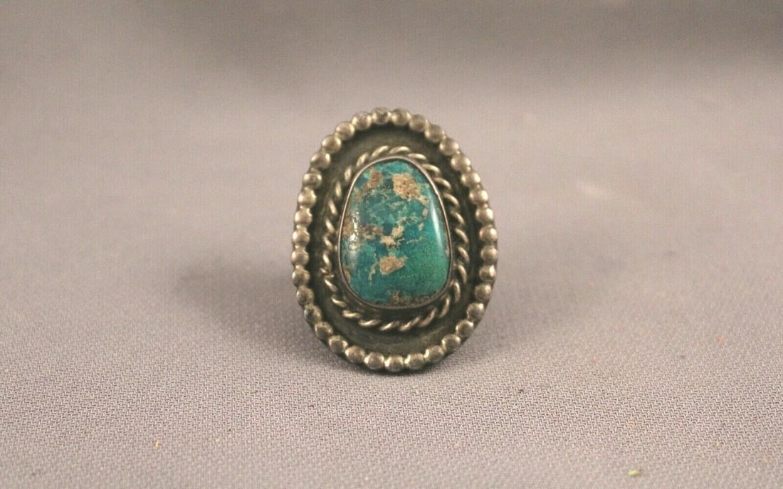 OLD PAWN NAVAJO STERLING SILVER AND TURQUOISE RING SIZE 7: OLD PAWN NAVAJO STERLING SILVER AND TURQUOISE RING SIZE 7 Item Description: 1 3/8" tall