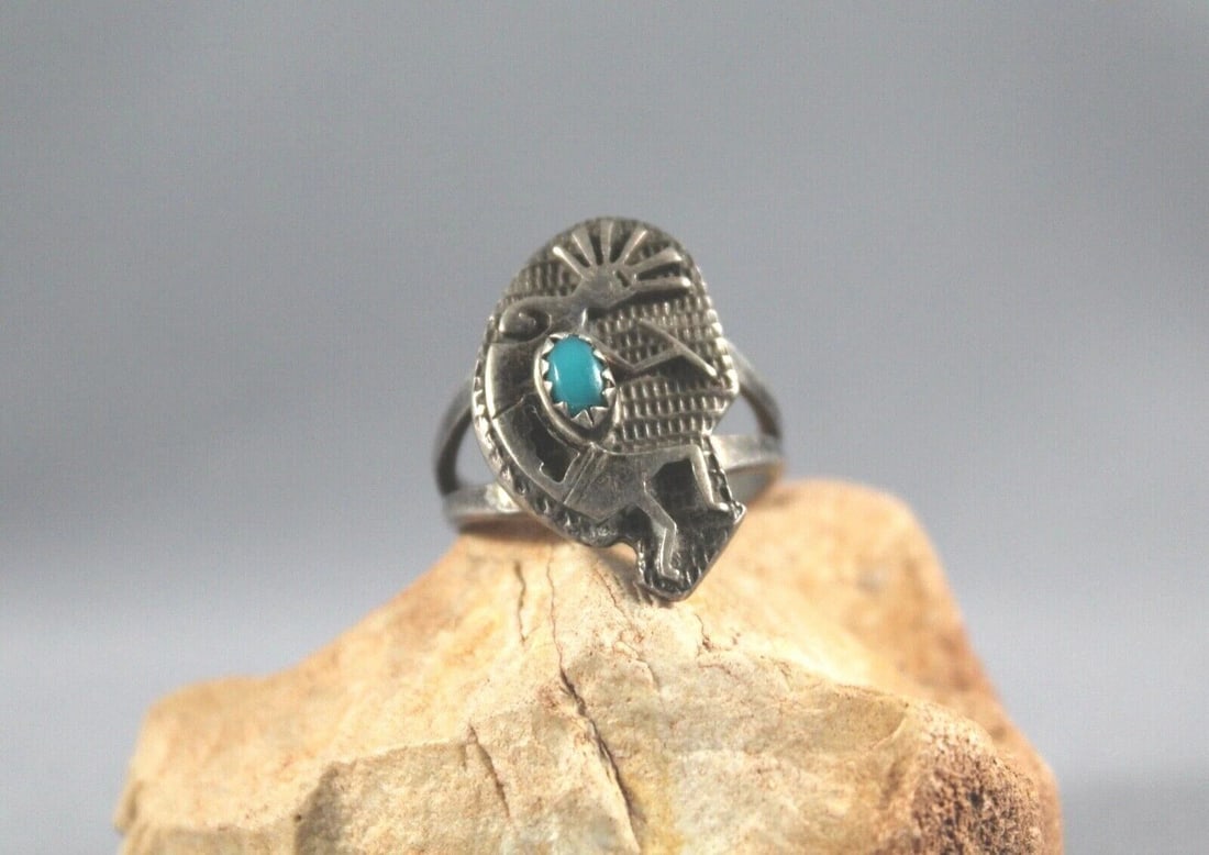VINTAGE NAVAJO STERLING SILVER AND TURQUOISE RING KOKOPELLI SIZE 6 3/4: VINTAGE NAVAJO STERLING SILVER AND TURQUOISE RING KOKOPELLI SIZE 6 3/4 Item Description: 7/8” tall
