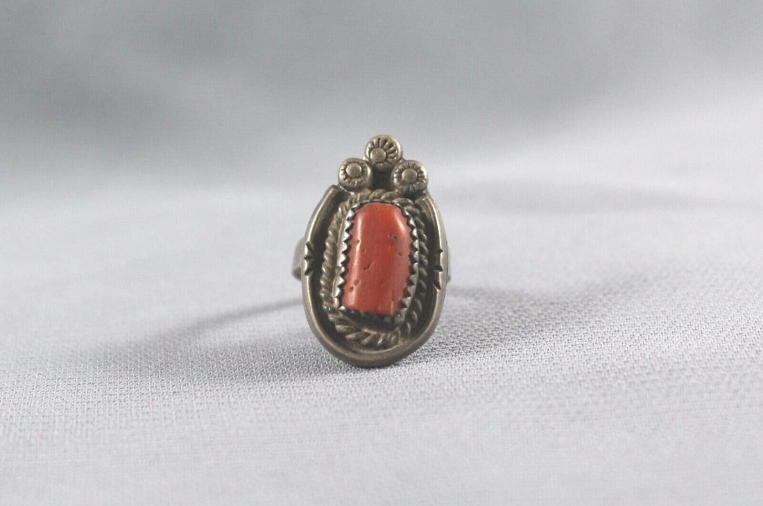 OLD PAWN NAVAJO STERLING SILVER AND CORAL RING SIZE 6: OLD PAWN NAVAJO STERLING SILVER AND CORAL RING SIZE 6 Item Description: 1” tall