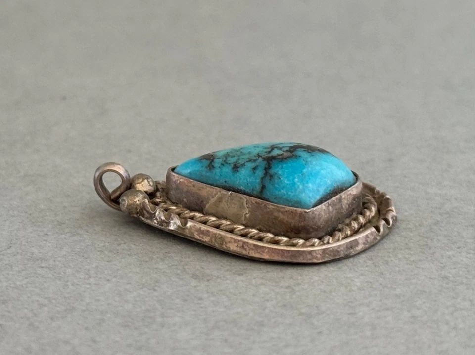 OLD PAWN NAVAJO STERLING SILVER AND TURQUOISE PENDANT: OLD PAWN NAVAJO STERLING SILVER AND TURQUOISE PENDANT 0