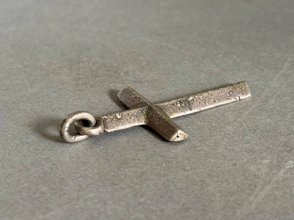 OLD PAWN NAVAJO STERLING SILVER CAST CROSS PENDANT: OLD PAWN NAVAJO STERLING SILVER CAST CROSS PENDANT Old Pawn Navajo Sterling Silver Cast Cross Pendant 1 7/8" tall . 7.3 Grams