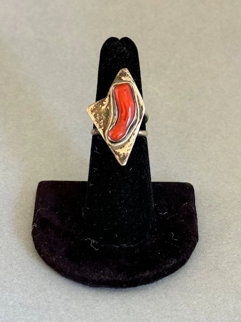 VINTAGE NAVAJO STERLING AND CORAL RING. SIGNED HK. SIZE 6: VINTAGE NAVAJO STERLING AND CORAL RING. SIGNED HK. SIZE 6 Vintage Navajo Sterling and Coral Ring. Signed HK. Size 6 ..1 1/4" Tall