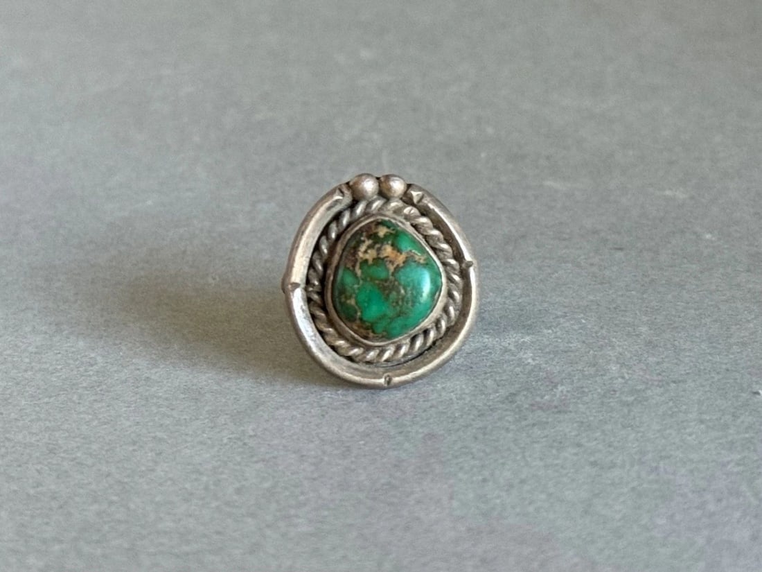 OLD PAWN NAVAJO STERLING SILVER RING WITH TURQUOISE. SIZE 5 1/2: OLD PAWN NAVAJO STERLING SILVER RING WITH TURQUOISE. SIZE 5 1/2 Old Pawn Navajo Sterling Silver Ring with Turquoise. Size 5 1/2 7/8” tall x 6/8” wide