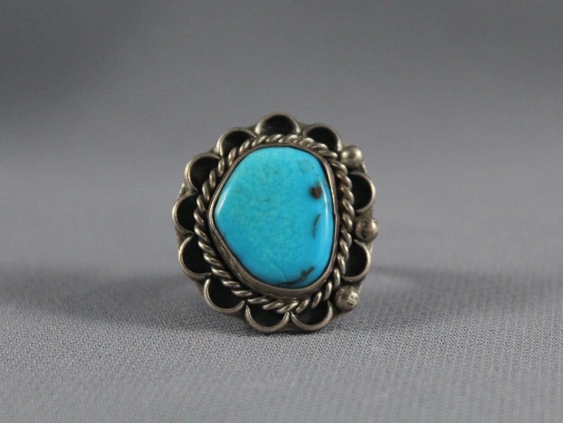 OLD PAWN NAVAJO STERLING SILVER AND TURQUOISE RING SIZE 6 (1 of 2)