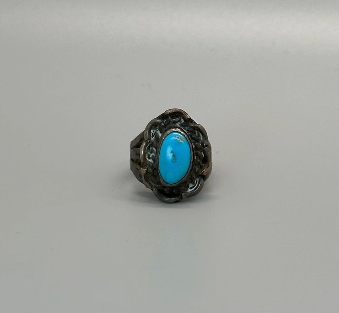 OLD PAWN NAVAJO STERLING SILVER AND TURQUOISE RING SIZE 3: OLD PAWN NAVAJO STERLING SILVER AND TURQUOISE RING SIZE 3 Item Description: 5/8 " Tall