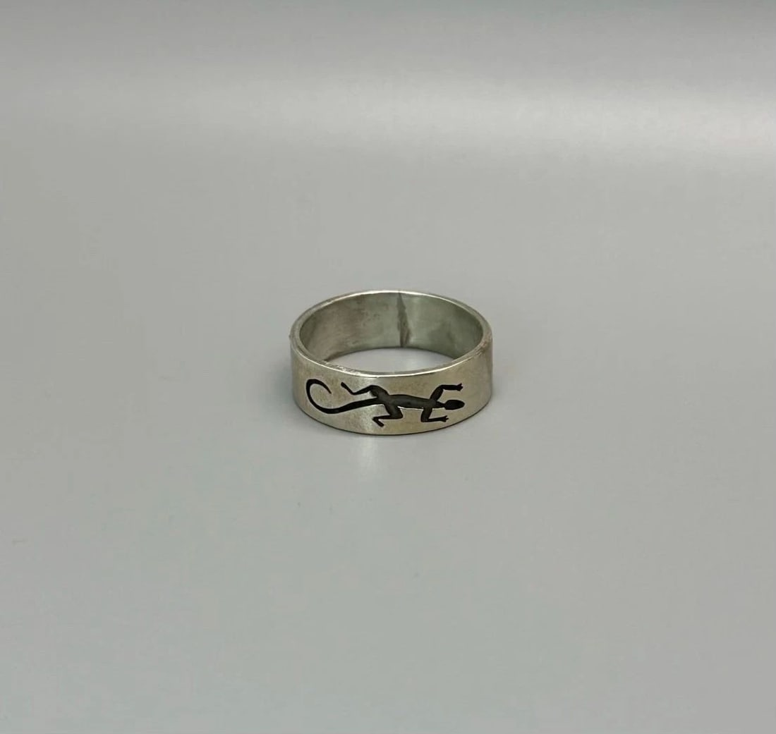 VINTAGE NAVAJO STERLING SILVER RING SIZE 10 1/2 LIZARD: VINTAGE NAVAJO STERLING SILVER RING SIZE 10 1/2 LIZARD Item Description: 3/8 " Wide