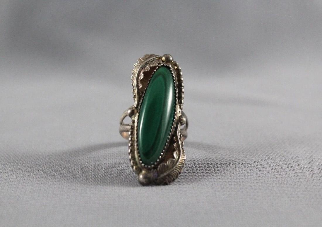 OLD PAWN NAVAJOSTERLING SILVER AND MALACHITE STONE RING SIZE 7 (1 of 1)