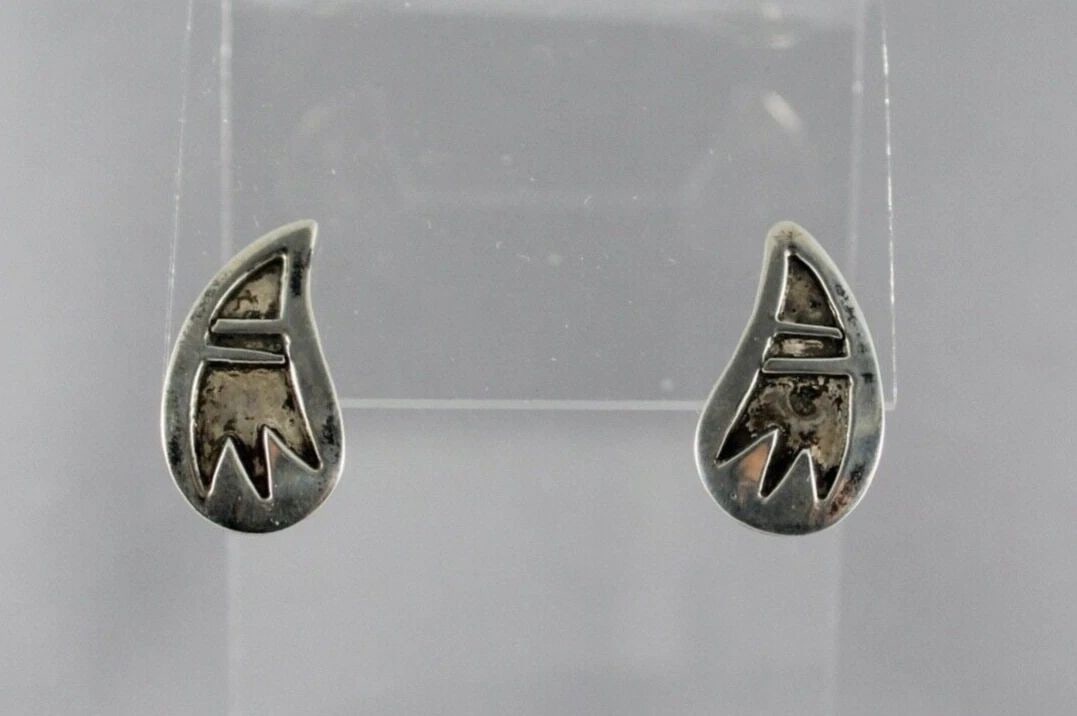 VINTAGE NAVAJO INDIAN STERLING SILVER EARRINGS - WING SYMBOL - 7/8" TALL - JL: VINTAGE NAVAJO INDIAN STERLING SILVER EARRINGS - WING SYMBOL - 7/8" TALL - JL Item Description: This pair of vintage Navajo earrings show the traditional wing design in a curved teardrop shape. They a