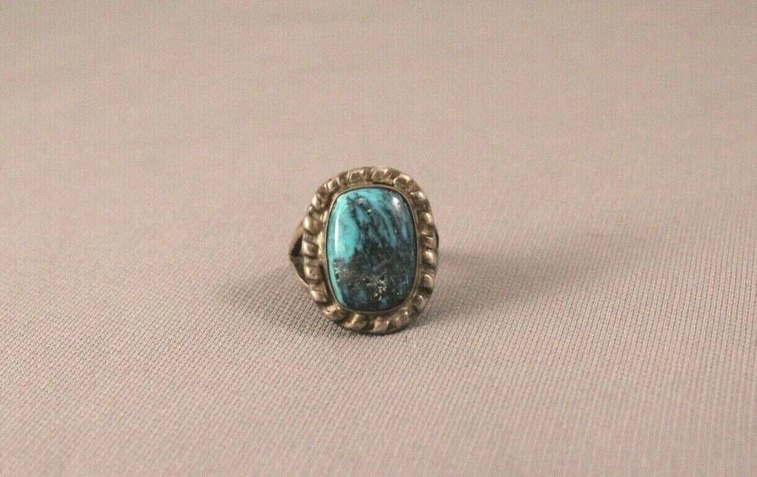 OLD PAWN NAVAJO TURQUOISE AND STERLING SILVER RING ..SIZE 9 1/2: OLD PAWN NAVAJO TURQUOISE AND STERLING SILVER RING ..SIZE 9 1/2 Item Description: 1" tall