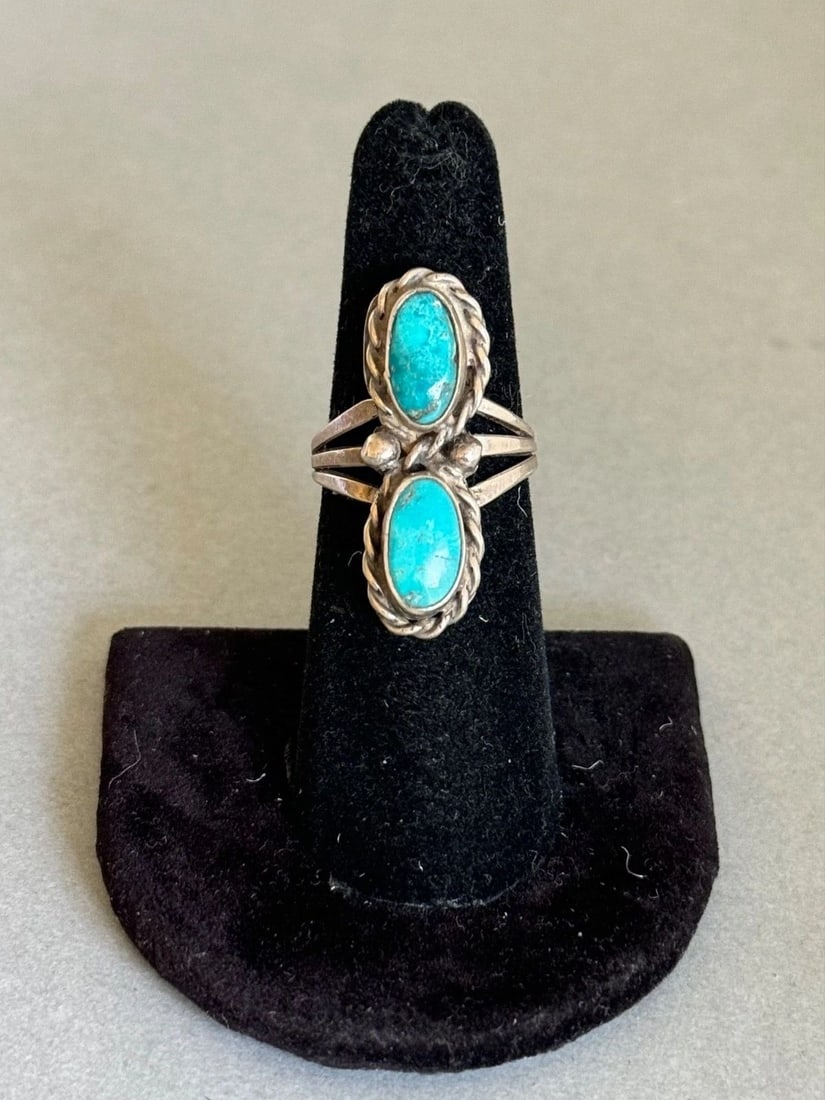 OLD PAWN NAVAJO STERLING SILVER AND TURQUOISE RING. SIZE 6 1/4: OLD PAWN NAVAJO STERLING SILVER AND TURQUOISE RING. SIZE 6 1/4 Old Pawn Navajo Sterling Silver and Turquoise Ring. Size 6 1/4 1 1/4" Tall