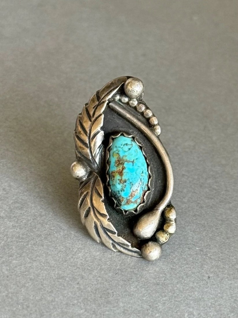 VINTAGE NAVAJO STERLING SILVER AND TURQUOISE RING. SIZE 5 (1 of 2)