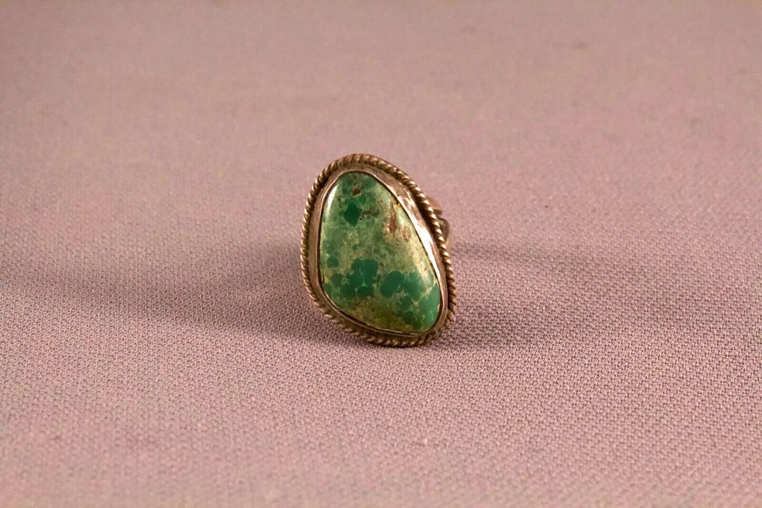 OLD PAWN NAVAJO STERLING SILVER AND GREEN TURQUOISE ..RING SIZE 6 1/2: OLD PAWN NAVAJO STERLING SILVER AND GREEN TURQUOISE ..RING SIZE 6 1/2 Item Description: 1" tall Old Navajo Ring ..
