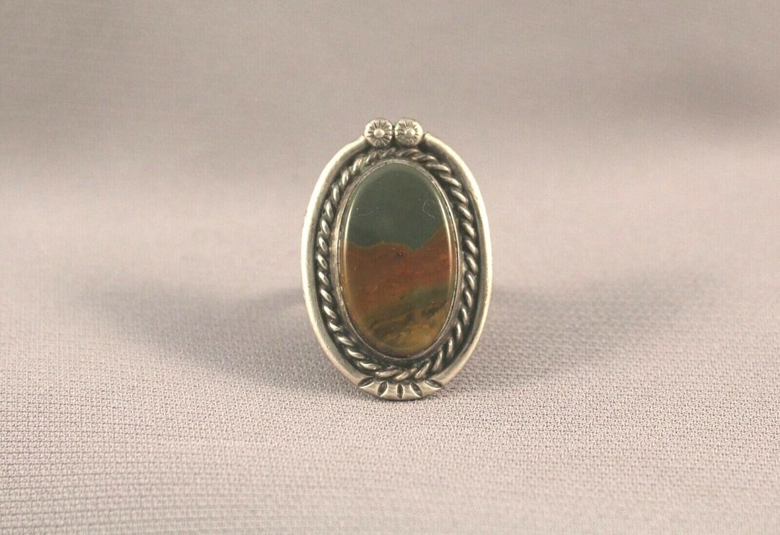 VINTAGE NAVAJO STERLING SILVER AND PICTURE AGATE RING SIZE 6 1/2: VINTAGE NAVAJO STERLING SILVER AND PICTURE AGATE RING SIZE 6 1/2 Item Description: 1 1/4” tall