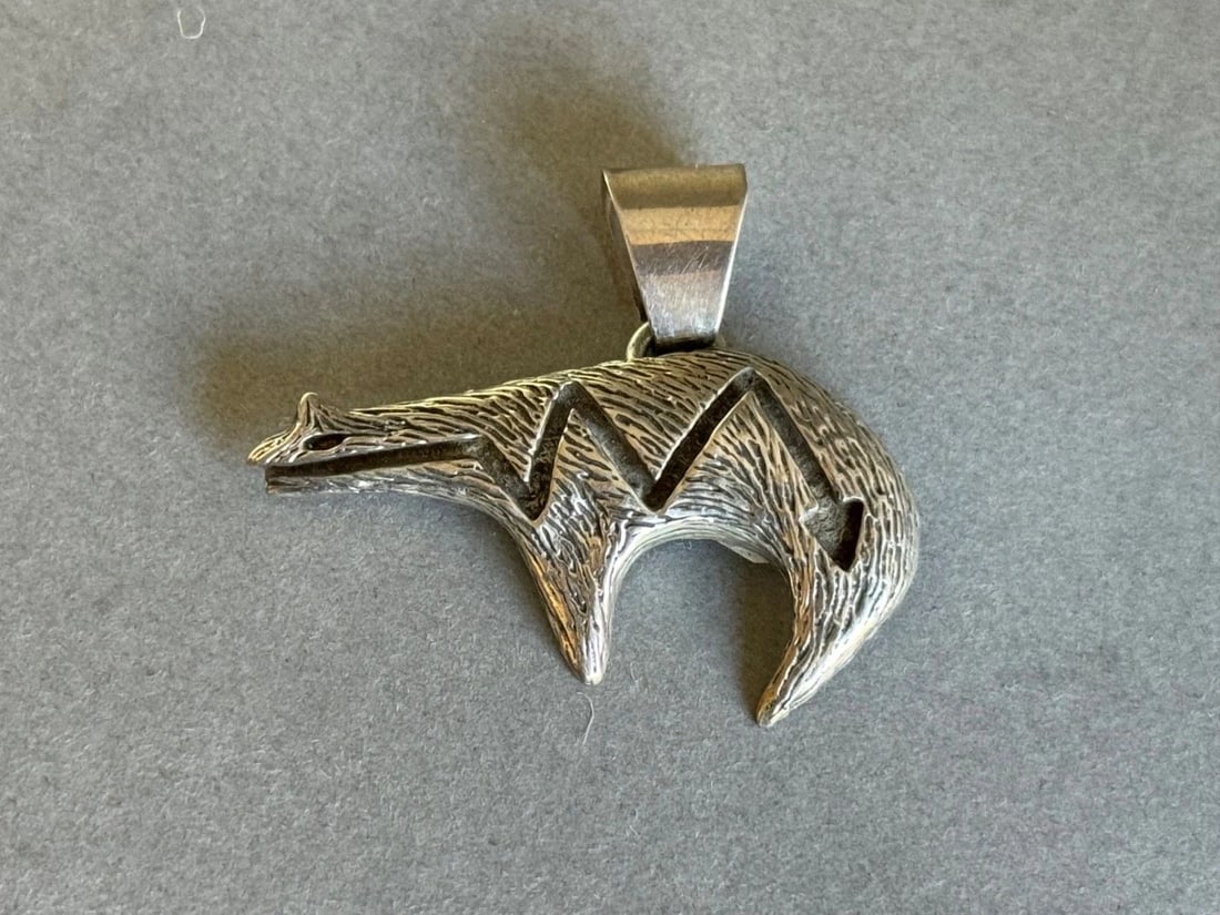 VINTAGE NAVAJO STERLING SILVER BEAR WITH HEARTLINE PENDANT (1 of 2)