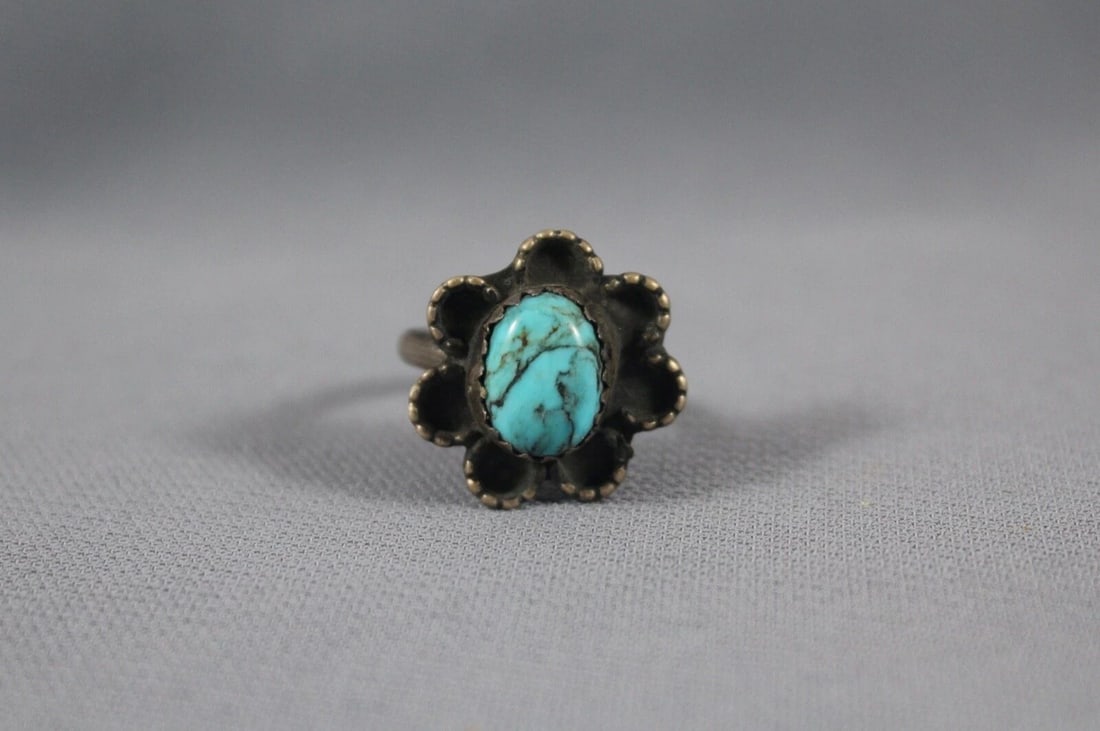 OLD PAWN NAVAJO STERLING SILVER AND TURQUOISE RING SIZE 5 3/4: OLD PAWN NAVAJO STERLING SILVER AND TURQUOISE RING SIZE 5 3/4 Item Description: 3/4” tall