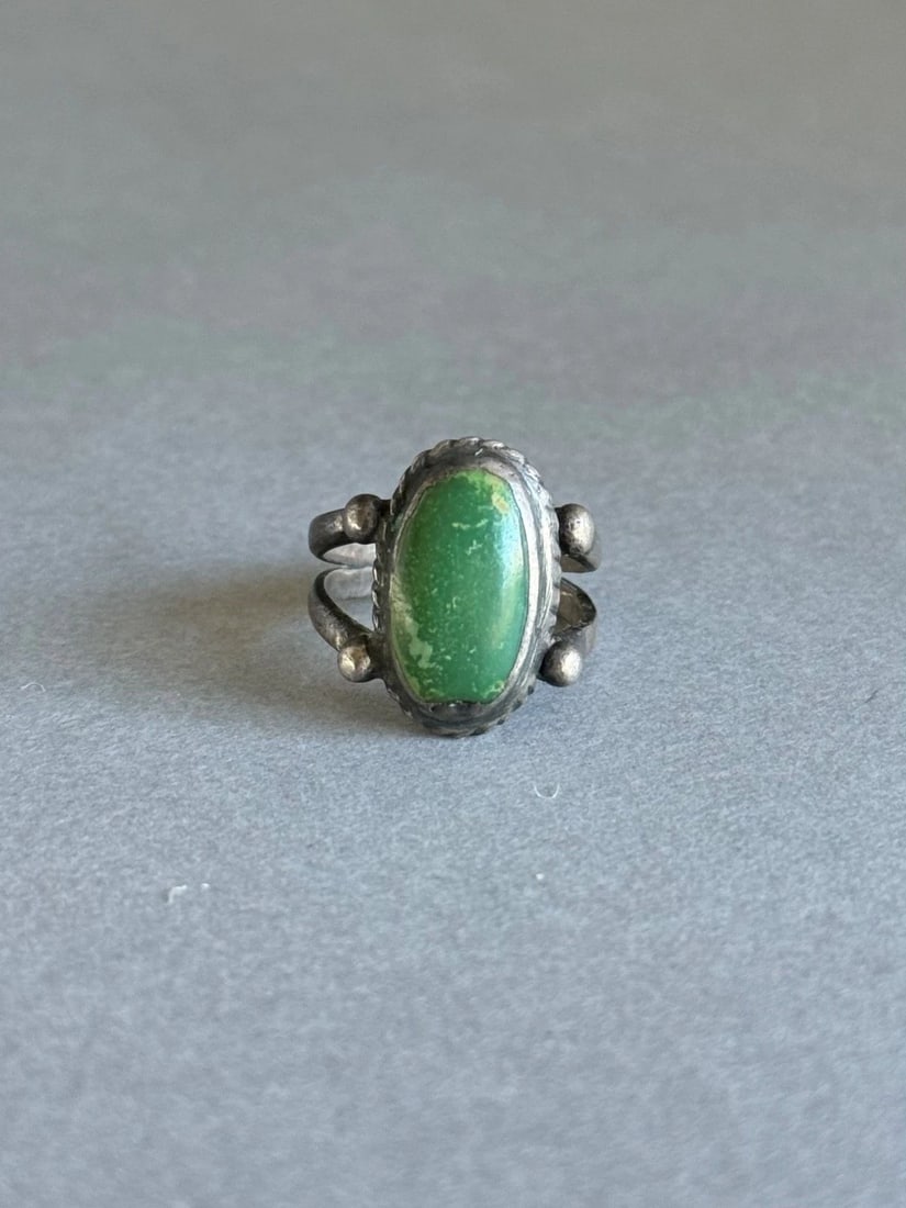 OLD PAWN NAVAJO STERLING SILVER WITH GREEN TURQUOISE RING. SIZE 5 1/4: OLD PAWN NAVAJO STERLING SILVER WITH GREEN TURQUOISE RING. SIZE 5 1/4 Old Pawn Navajo Sterling Silver with Green Turquoise Ring. Size 5 1/4 ... 5/8" tall
