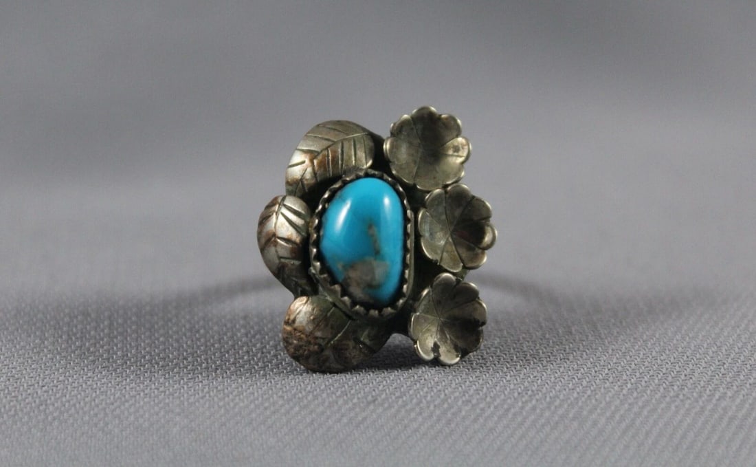 OLD PAWN NAVAJO STERLING SILVER AND TURQUOISE RING SIZE 4 1/4: OLD PAWN NAVAJO STERLING SILVER AND TURQUOISE RING SIZE 4 1/4 Item Description: 7/8” tall