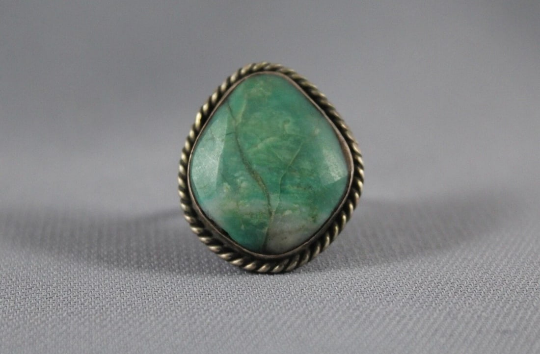 OLD PAWN NAVAJO STERLING SILVER AND TURQUOISE RING SIZE 5 3/4: OLD PAWN NAVAJO STERLING SILVER AND TURQUOISE RING SIZE 5 3/4 Item Description: 1” tall