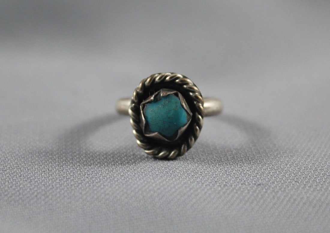 OLD PAWN NAVAJO STERLING SILVER AND TURQUOISE RING SIZE 6: OLD PAWN NAVAJO STERLING SILVER AND TURQUOISE RING SIZE 6 Item Description: 1/2” tall