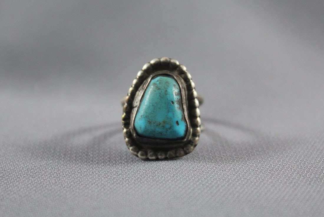 OLD PAWN NAVAJO STERLING SILVER AND TURQUOISE RING SIZE 5 (1 of 1)