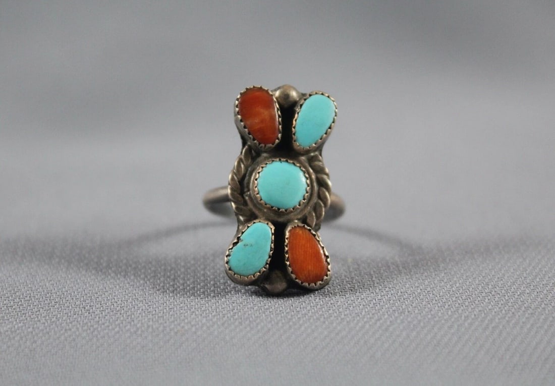 OLD PAWN NAVAJO STERLING SILVER AND TURQUOISE AND CORAL RING SIZE 4 1/2: OLD PAWN NAVAJO STERLING SILVER AND TURQUOISE AND CORAL RING SIZE 4 1/2 Item Description: 1’ Tall