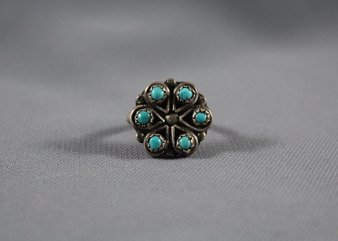 OLD PAWN ZUNI STERLING SILVER AND TURQUOISE RING SIZE 5: OLD PAWN ZUNI STERLING SILVER AND TURQUOISE RING SIZE 5 Item Description: 5/8” tall