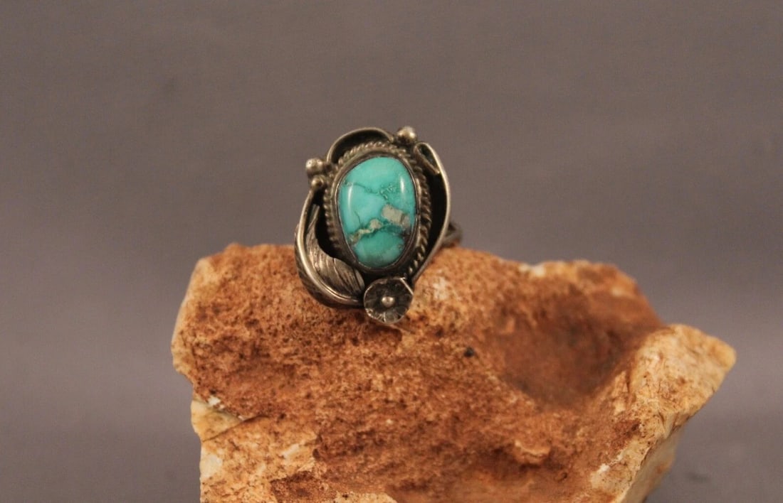 OLD PAWN NAVAJO STERLING SILVER AND TURQUOISE RING SIZE 6 1/2 (1 of 2)