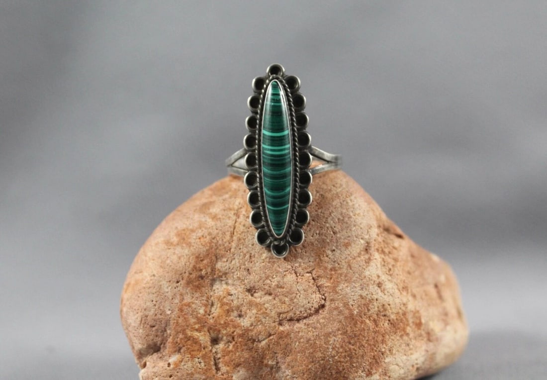OLD PAWN NAVAJO STERLING SILVER AND MALACHITE RING SIZE 5 3/4 (1 of 2)