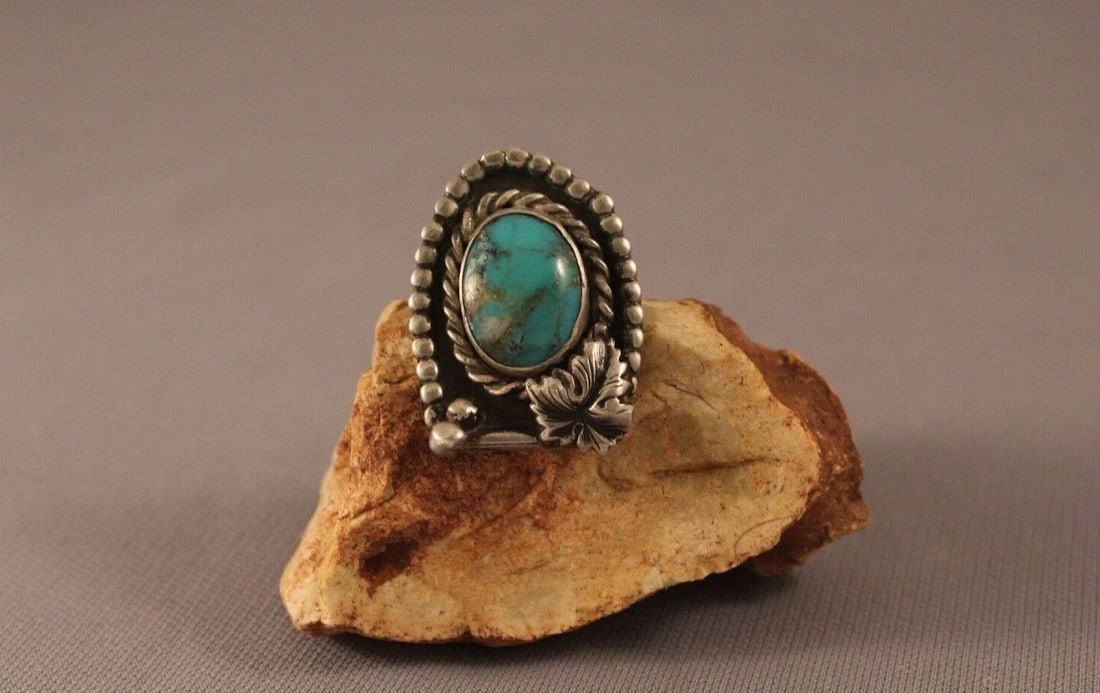 OLD PAWN NAVAJO STERLING SILVER AND TURQUOISE RING SIZE 6 1/4: OLD PAWN NAVAJO STERLING SILVER AND TURQUOISE RING SIZE 6 1/4 Item Description: 1 1/4" tall