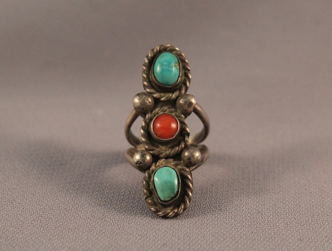 OLD PAWN NAVAJO STERLING SILVER AND TURQUOISE SILVER RING SIZE 5 (1 of 2)