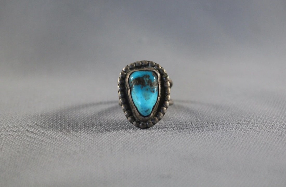 OLD PAWN NAVAJO STERLING SILVER AND TURQUOISE RING SIZE 4 (1 of 2)