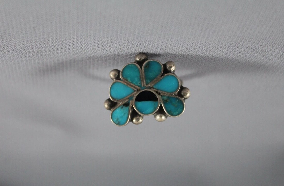 VINTAGE OLD PAWN ZUNI STERLING SILVER AND INLAY TURQUOISE RING - SIZE 6.25: VINTAGE OLD PAWN ZUNI STERLING SILVER AND INLAY TURQUOISE RING - SIZE 6.25 Item Description: This vintage Navajo ring has been turquoise and black onyx highlighted with silver raindrop beads. The fron