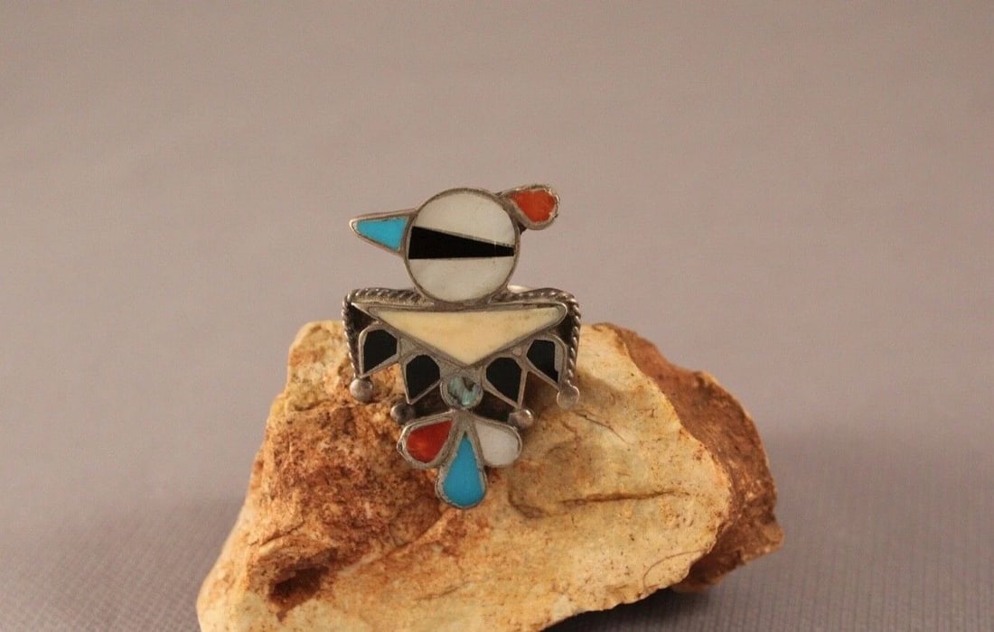 OLD PAWN ZUNI STERLING SILVER AND INLAYED BIRD RING SIZE 6: OLD PAWN ZUNI STERLING SILVER AND INLAYED BIRD RING SIZE 6 Item Description: 1 3/8" tall