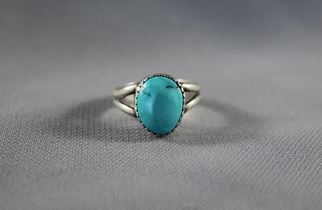 OLD PAWN NAVAJO STERLING SILVER AND TURQUOISE RING SIZE 6 1/4: OLD PAWN NAVAJO STERLING SILVER AND TURQUOISE RING SIZE 6 1/4 Item Description: 1/2” tall P