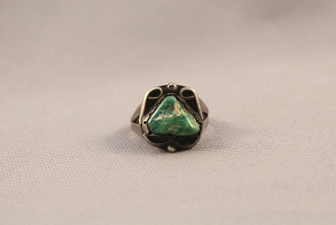 OLD PAWN NAVAJO STERLING SILVER AND TURQUOISE RING SIZE 7 1/2: OLD PAWN NAVAJO STERLING SILVER AND TURQUOISE RING SIZE 7 1/2 Item Description: 5/8” tall