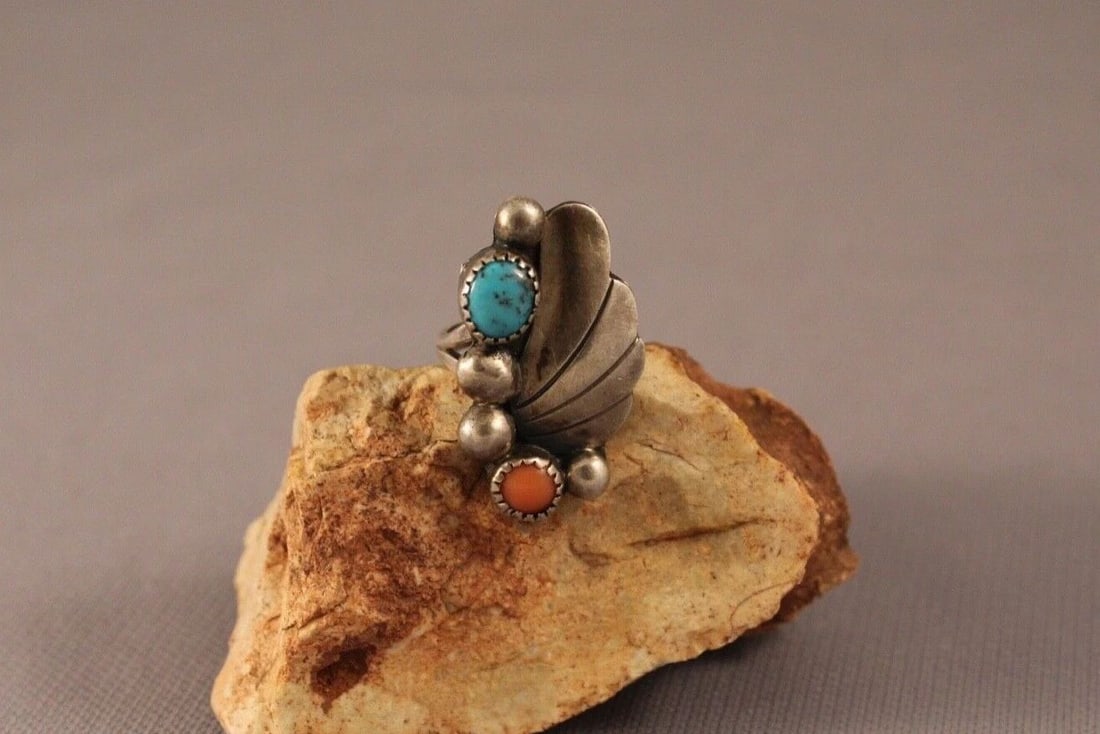 OLD PAWN NAVAJO STERLING SILVER AND TURQUOISE AND CORAL RING SIZE 6 1/4: OLD PAWN NAVAJO STERLING SILVER AND TURQUOISE AND CORAL RING SIZE 6 1/4 Item Description: 1 1/4" tall