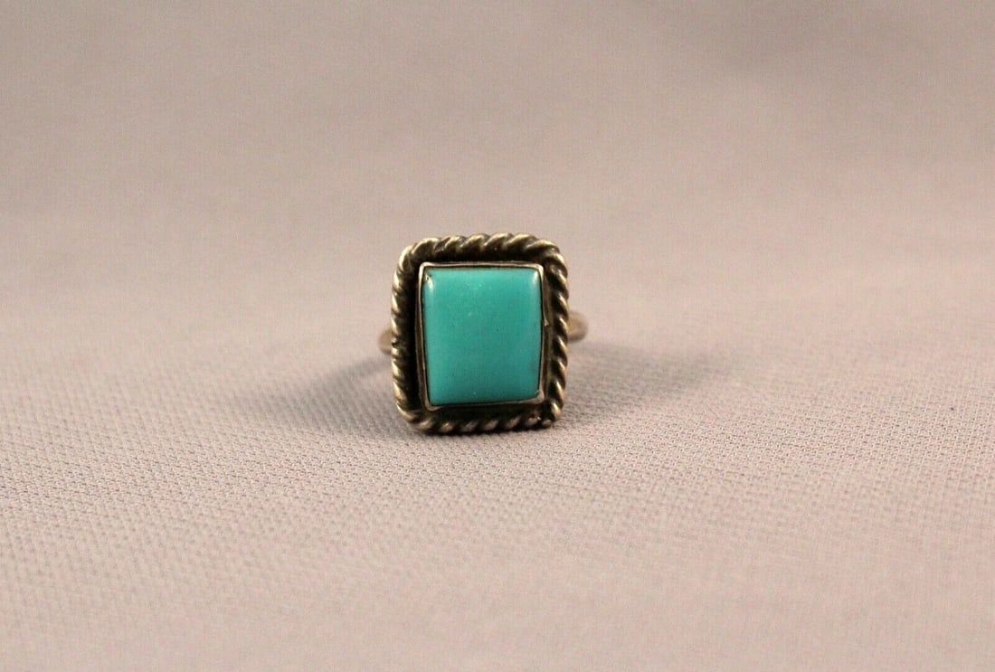 OLD PAWN NAVAJO STERLING SILVER AND TURQUOISE RING SIZE 6 1/8: OLD PAWN NAVAJO STERLING SILVER AND TURQUOISE RING SIZE 6 1/8 Item Description: 5/8" tall