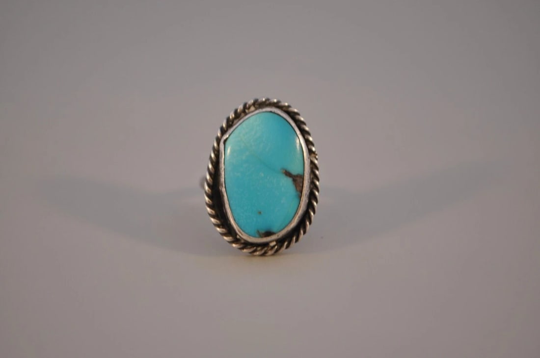 OLD PAWN NAVAJO STERLING SILVER AND TURQUOISE RING SIZE 5 1/2: OLD PAWN NAVAJO STERLING SILVER AND TURQUOISE RING SIZE 5 1/2 Weight 5.84 Grams 1" Tall