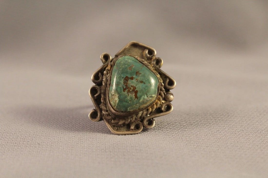 OLD PAWN NAVAJO STERLING SILVER AND TURQUOISE RING SIZE 6 1/4: OLD PAWN NAVAJO STERLING SILVER AND TURQUOISE RING SIZE 6 1/4 Item Description: 1 1/4” tall