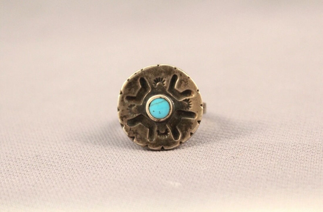 OLD PAWN NAVAJO INDIAN STERLING SILVER TURQUOISE RING - SUN RAY DESIGN SZ 6 1/2: OLD PAWN NAVAJO INDIAN STERLING SILVER TURQUOISE RING - SUN RAY DESIGN SZ 6 1/2 Item Description: This vintage Navajo silver ring shows a sun ray design with a turquoise stone at the center. The front