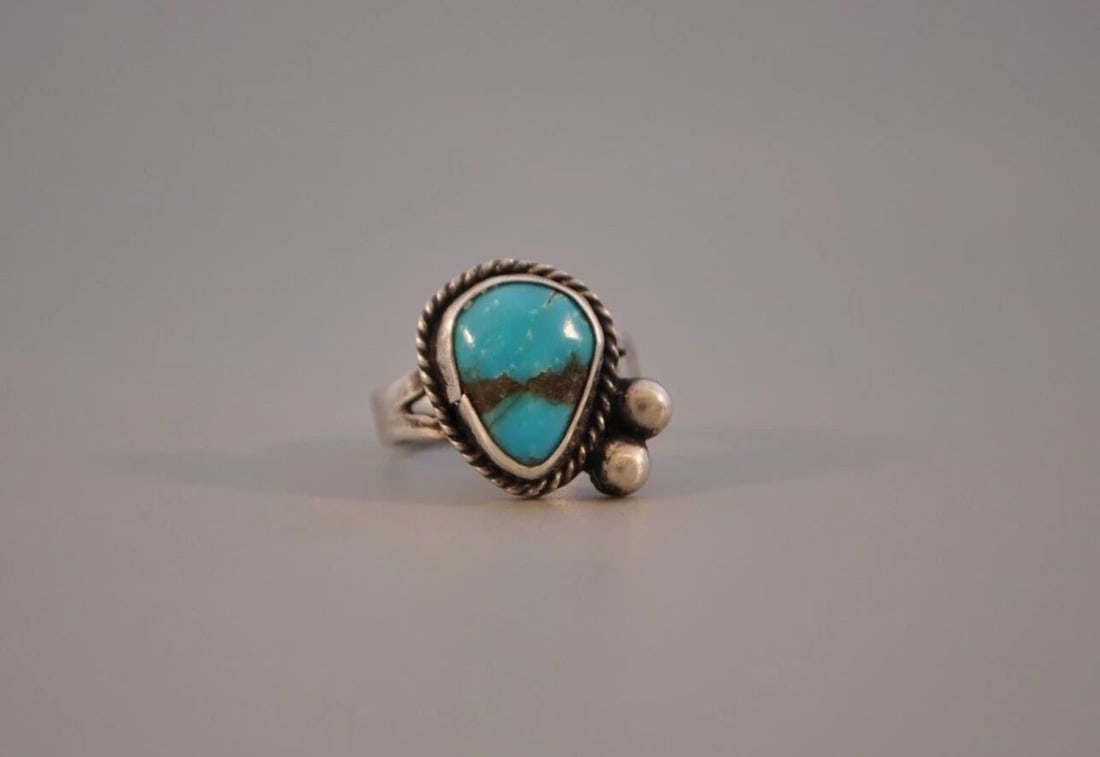 OLD PAWN NAVAJO STERLING SILVER AND TURQUOISE RING SIZE 6: OLD PAWN NAVAJO STERLING SILVER AND TURQUOISE RING SIZE 6 Weight 5.21 Grams 5/8 " Tall