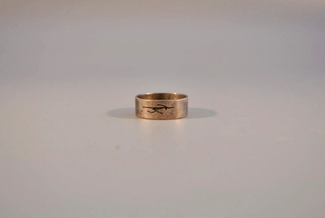 OLD PAWN NAVAJO STERLING SILVER RING SIZE 9: OLD PAWN NAVAJO STERLING SILVER RING SIZE 9 Weight 4.06 Grams 1/4" Tall