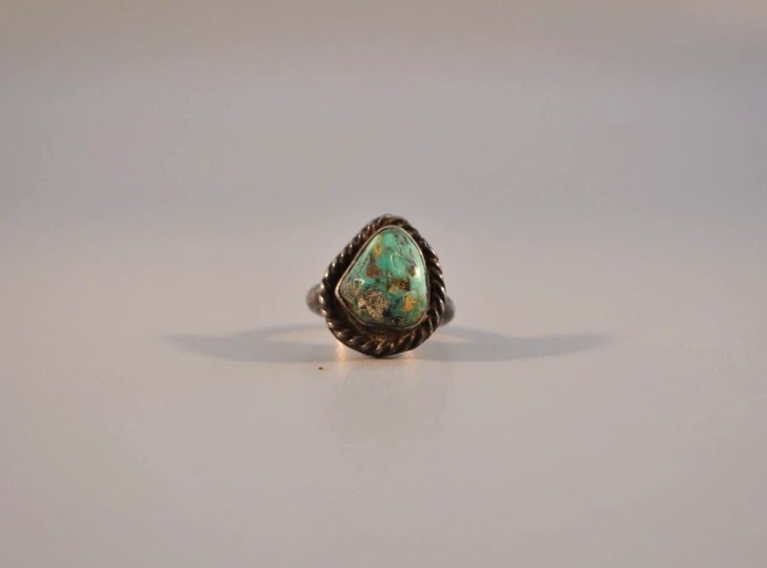 OLD PAWN NAVAJO STERLING SILVER RING - TURQUOISE SIZE 7: OLD PAWN NAVAJO STERLING SILVER RING - TURQUOISE SIZE 7 Weight 7.49 Grams- 3/4" Tall