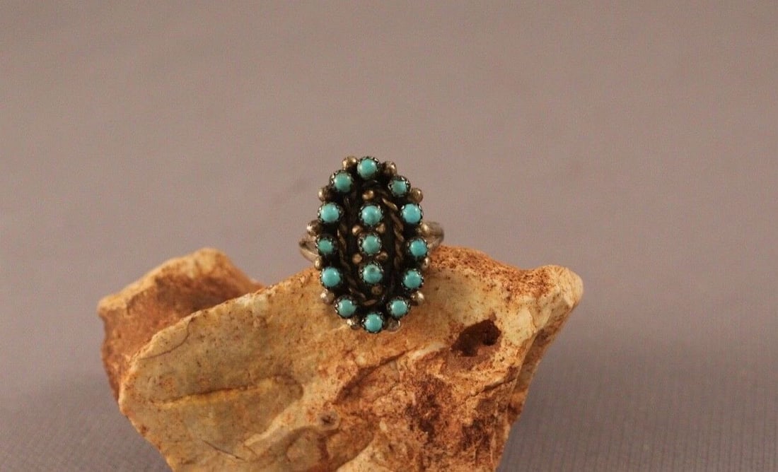 VINTAGE ZUNI SNAKE EYE SILVER AND TURQUOISE RING SIZE 6 3/4: VINTAGE ZUNI SNAKE EYE SILVER AND TURQUOISE RING SIZE 6 3/4 Item Description: 7/8" tall