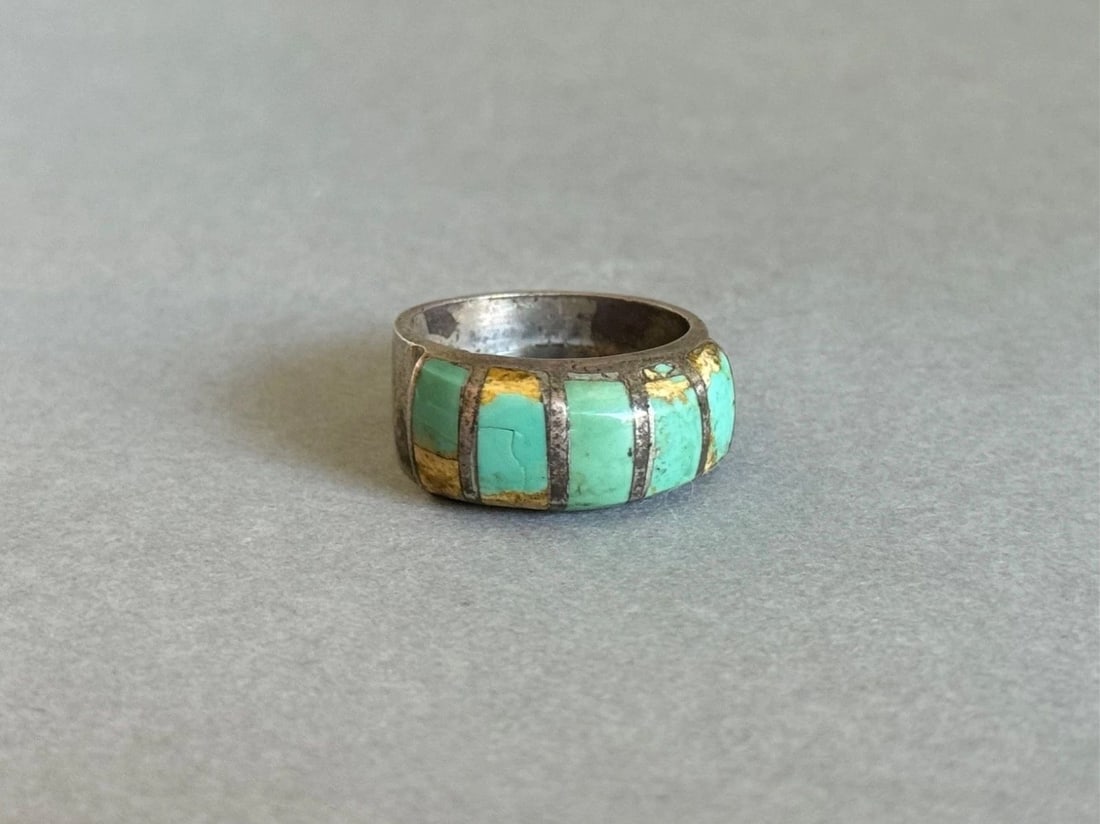 VINTAGE ZUNI STERLING SILVER AND TURQUOISE RING. SIZE 10: VINTAGE ZUNI STERLING SILVER AND TURQUOISE RING. SIZE 10 Vintage Zuni Sterling Silver and Turquoise Ring. Size 10 ..3/8" Wide ..Signed TM