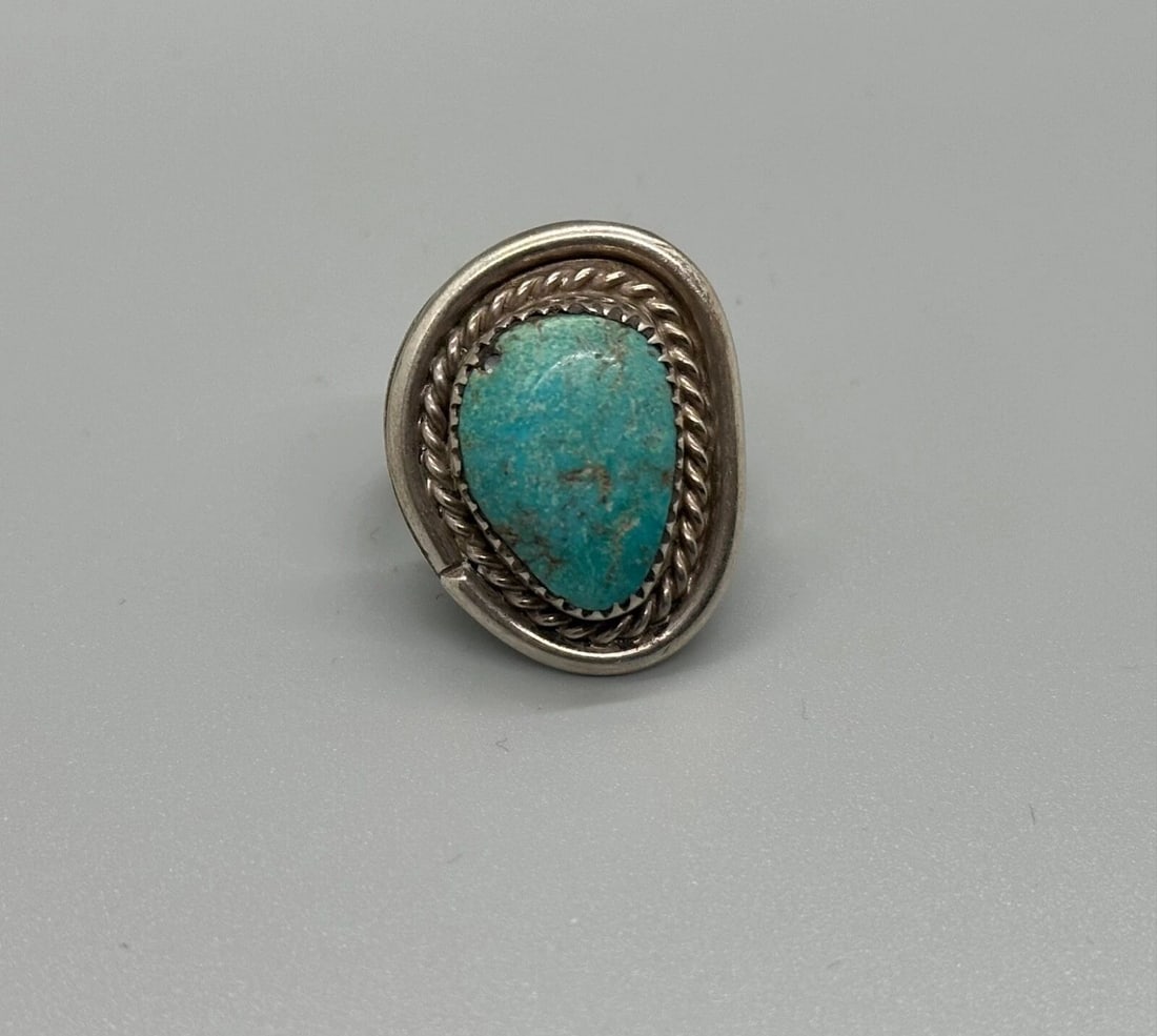 OLD PAWN NAVAJO STERLING SILVER AND TURQUOISE RING SIZE 7: OLD PAWN NAVAJO STERLING SILVER AND TURQUOISE RING SIZE 7 Item Description: 1" Tall