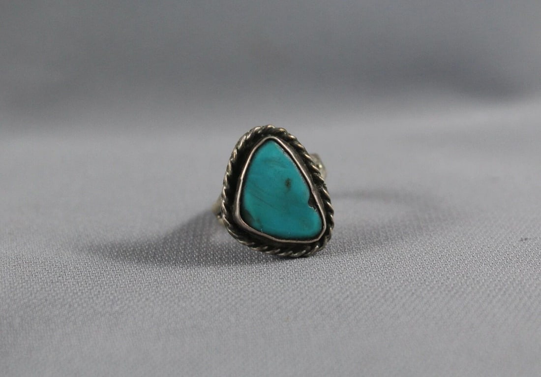 OLD PAWN NAVAJO TURQUOISE RING SIZE 6 1/2: OLD PAWN NAVAJO TURQUOISE RING SIZE 6 1/2 Item Description: 7/8” tall