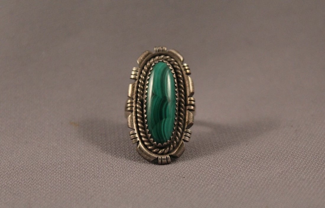 OLDER NAVAJO STERLING SILVER AND MALACHITE RING SIZE 6 1/2 (1 of 1)